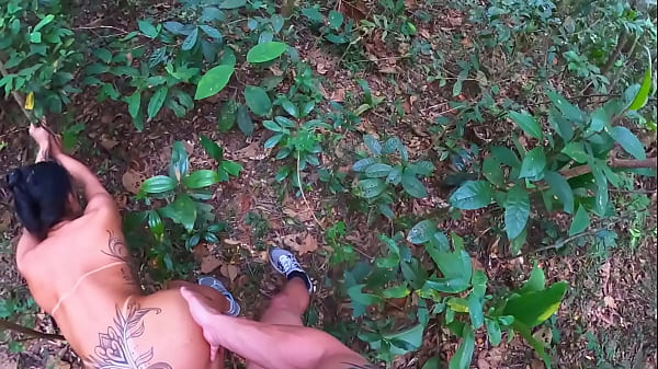 Putinha geme no meio da mata levando rola fundo no cu em largados e gozados final 