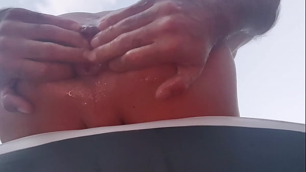 J'enfonce ma main dans mon cul 