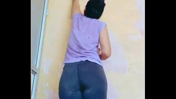 Clienta nos_ayuda a_levantarpinturade la pared y le grabo_las nalgas mientras lo hace