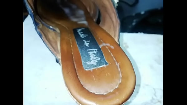 Schu und Nylon Feti fickt die Schuhe der Herrin. 