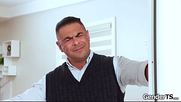 Minha Nova Babá Travesti Está Muito Gostosa E Atraente