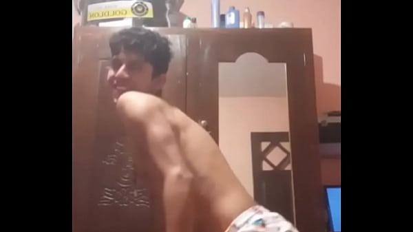 Chico caliente env&iacute;a  un video cachondo a su amigo pidi&eacute;ndole su grande polla 