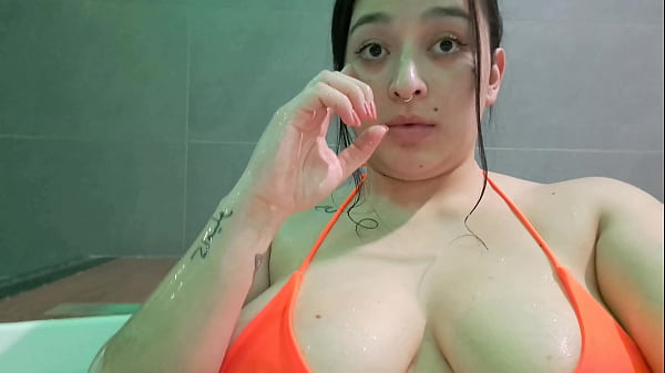 Esposa puta se folla a un extra&ntilde;o en el jacuzzi 