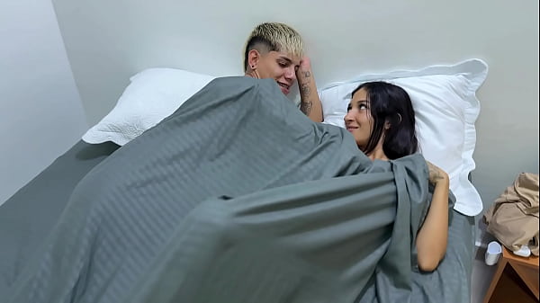 &iquest;Que puede pasar si una pareja de calientes hermanastros comparten habitacion de hotel? 