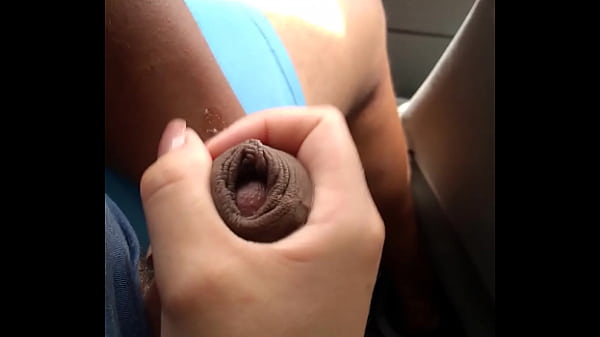 Play MP4 - Novinha punhetando no carro