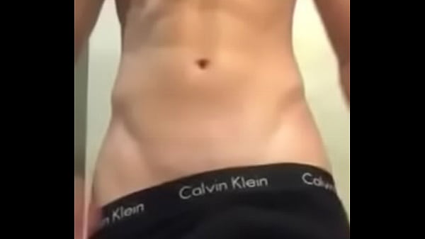 Striptease de chavo solo para m&iacute; 