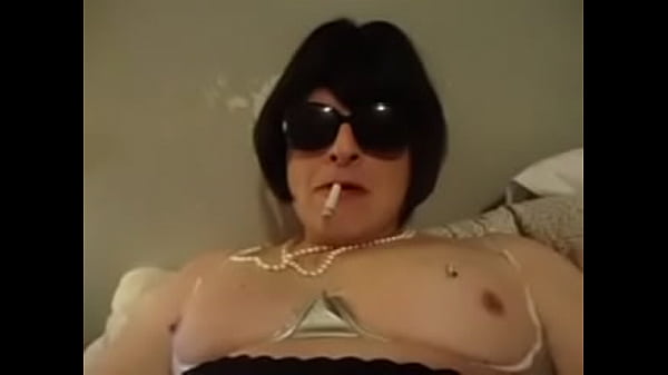 Play MP4 - Cd Nikki sexy smoking and cumming pussy