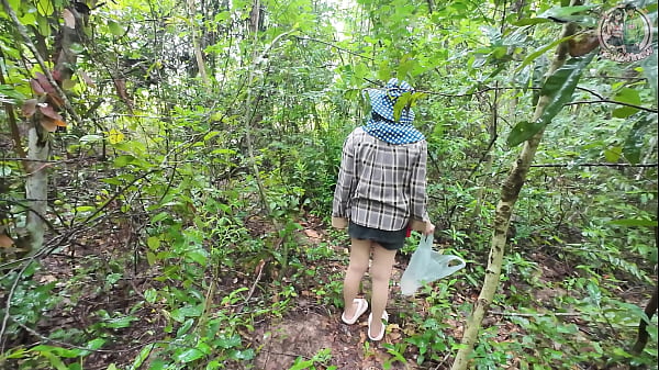 Play MP4 - สาวไทยเดินโม้เก็บเห็ดอยู่ดีดีปวดฉี่ในป่า เสียงไทย 4K