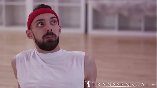 Play MP4 - My dick comes out of my pants while I'm at the gym