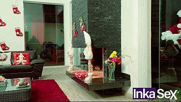 Me disfrazo de santa claus y me follo a mis dos hijastras petites cuando descansan en la cama