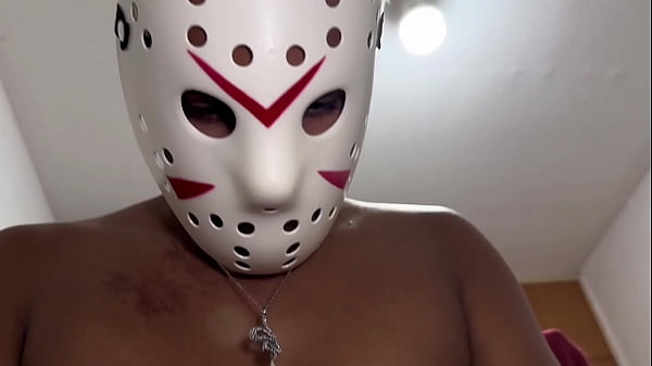 Na festa de Halloween, o Jason acabou metendo leite no rabo do diabinho safado .