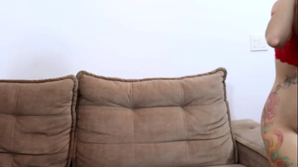 Fodendo a putinha safada com meu strapon ela geme forte