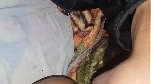 Chupandole la concha a mi esposa y unas metidas de dedo 