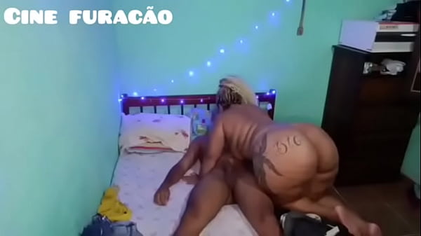 Play MP4 - Meu marido saiu e deixou o amigo dele aqui em casa&comma; dei minha buceta na pele e ele gozou gostoso