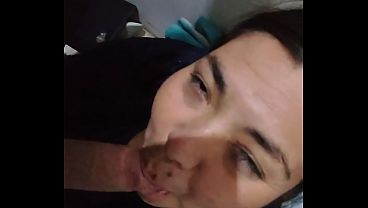A ella le gusta chupar la verga