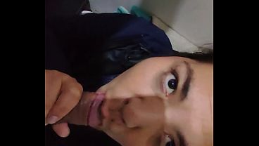 A ella le gusta chupar la verga