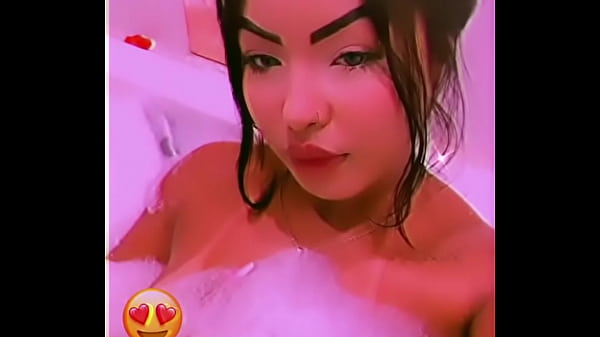 Morena muito gostosa rebolando