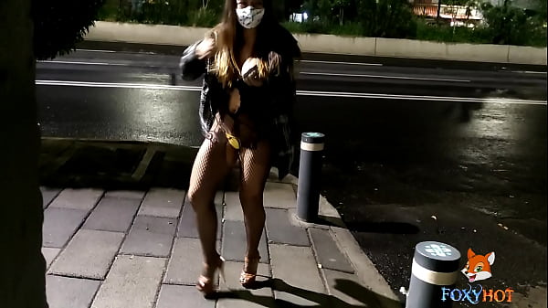 mostrando mi cuerpo en lenceria por las calles de la ciudad jugando a ser una prostituta 