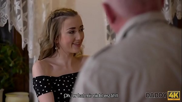 Play MP4 - DADDY4K&period; Fat Bald Senior erh&auml;lt einen Blowjob von einem herausragenden Model