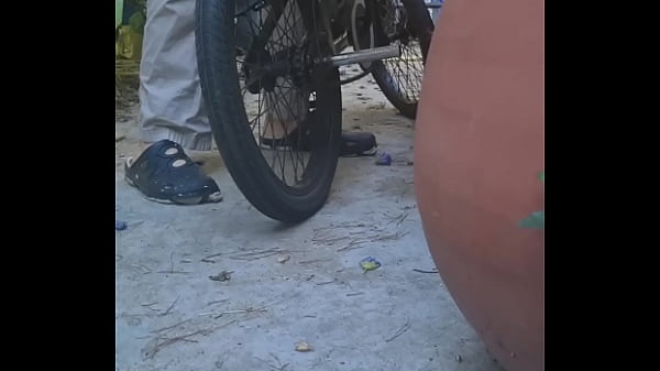 Nonton Motorized Chainsaw Bike thumbnail