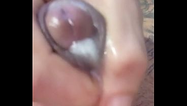 Gozando gostoso acordei com meu pau bem duro cheio de tes&atilde_o e botei ele pra cuspir leitinho em c&acirc_mera lenta muito gozo grosso gostoso cheio de energia