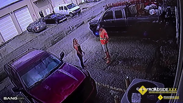 Roadside Daisie Belle Flashes Her Ass And Big Tits_For The_Car Mechanic