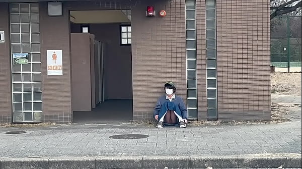 Play MP4 - 女装子まゆちゃんが公園駐車場のトイレ前でロングスカートでパンチラ露出を楽しんでいたのにがまんしきれずパンツを脱いで下半身丸出し露出プレイを楽しむ