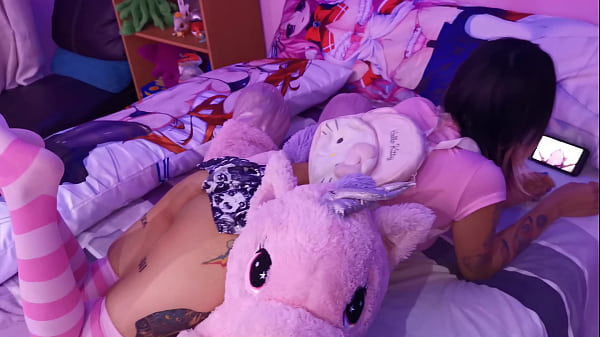 Mirando porno en su celular y sin bragas esperando ser follada