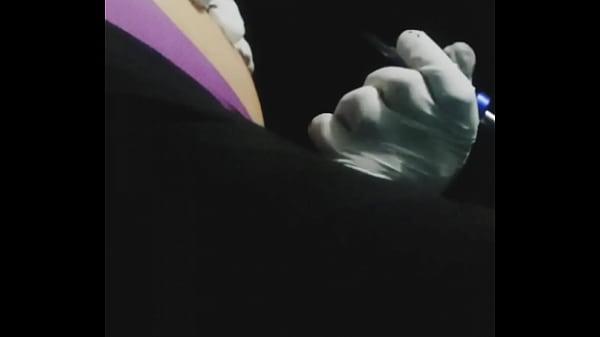 Play MP4 - Segunda parte del video donde le pago al tatuador con el culo por qu&eacute; traigo dinero&comma; tra&iacute;a una plug en el culo durante todo el tatuaje y el tatuador jamas se di&oacute; cuenta