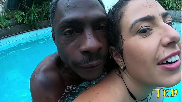 Play MP4 - Cibele Pacheco dando aula de boiar para o negr&atilde;o - Higor Negr&atilde;o