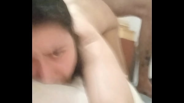 Dando gostoso minha buceta de quatro para o novinho sem camisinha