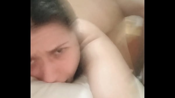 Play MP4 - A SAFADA DA FACULDADE VEIO NA MINHA CASA FAZER TRABALHO E ACABOU DANDO A BUCETINHA APERTADA PRA MIM