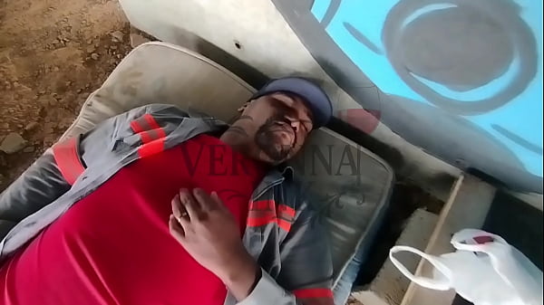 Estava fazendo caminhada perto da obra que meu marido trabalha e fui l&aacute; provoc&aacute; lo