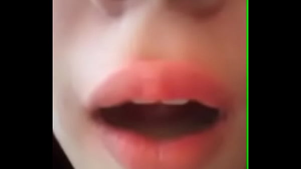 Novia saboreando mi leche antes de comerla