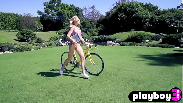 Sweet babe with nice ass lindsey gayle evans exposed her amazing big tits in hot striptease action