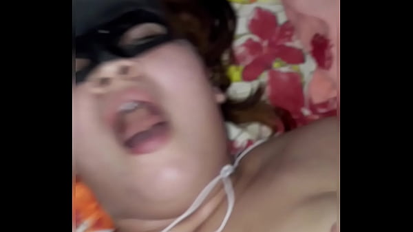 Play MP4 - Neg&atilde;o come&ccedil;ou cumer branquinha na sala e terminou gozando no cu da safada