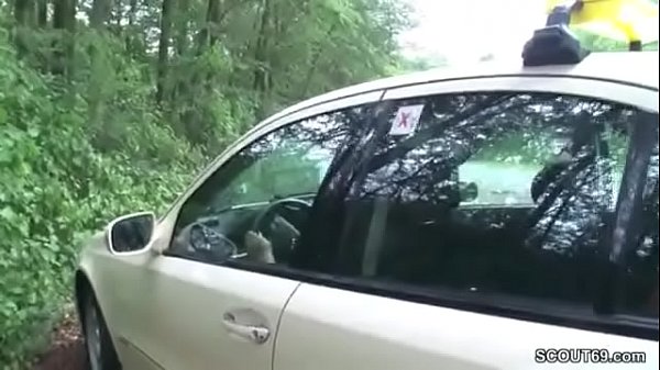 Play MP4 - MILF Taxifahrerin leasst sich von Kunden im Auto ficken