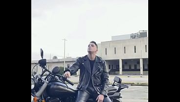 Play MP4 - Rauchender motorrad junge