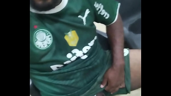 Voltando pra casa depois do futebol com os colegas do trampo, bateu um tes&atilde;o no ponto de &ocirc;nibus lembrando daqueles machos de bermuda sem camisa 