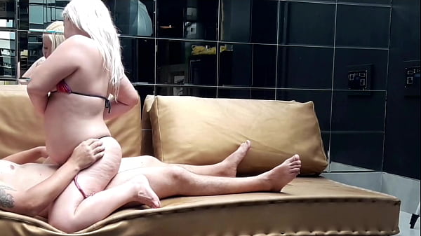 Play MP4 - sex in the pool