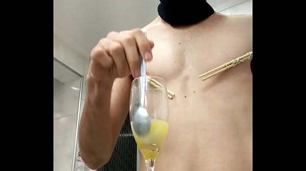 sub preparando bebida de esperma congelado e lico  43 