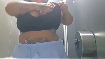 Me_exibi suada depois do treino no_banheiro da academia Mary Jhuana