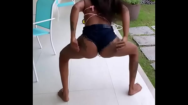 Gostosa danç_ando com shortinho socado