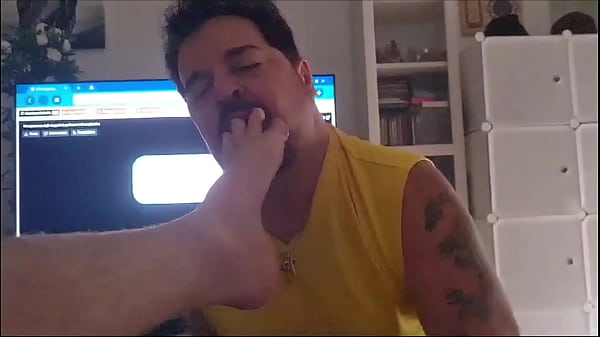 Chupando pies y polla 1