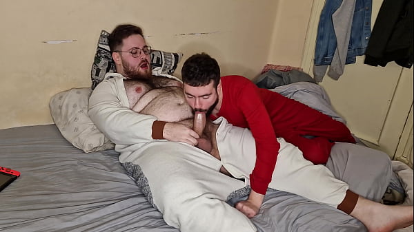 Osos Chup&aacute;ndose Las Pollas En Pijama thumbnail