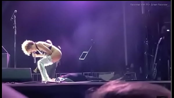 Black girl_singer pisses on_stage
