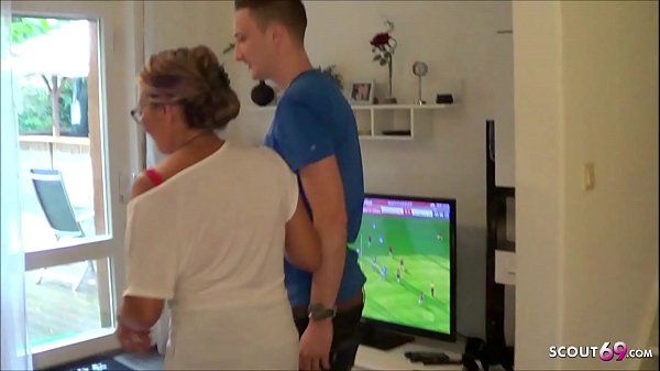 Mega titten milf treibt es mit dem 18 jahre jungen pizzaboten und ihr typ guckt zu german cuckold