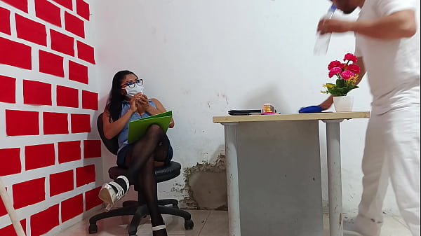 Feminis adalah bos yang jahat dan itulah mengapa karyawan memberinya apa yang pantas diterimanya 