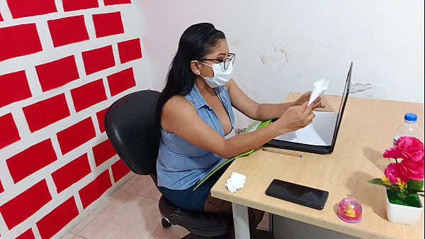 Feminis adalah bos yang jahat dan itulah mengapa karyawan memberinya apa yang pantas diterimanya 