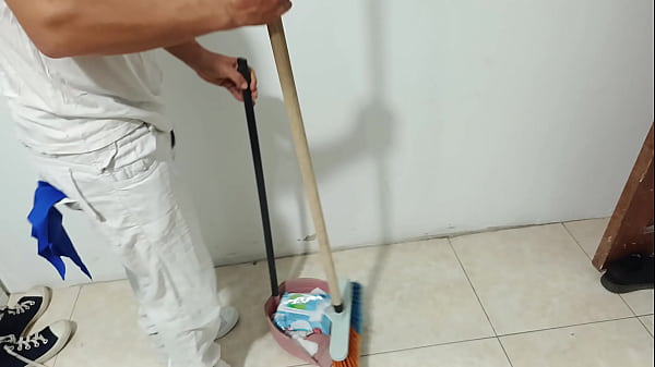 Feminis adalah bos yang jahat dan itulah mengapa karyawan memberinya apa yang pantas diterimanya